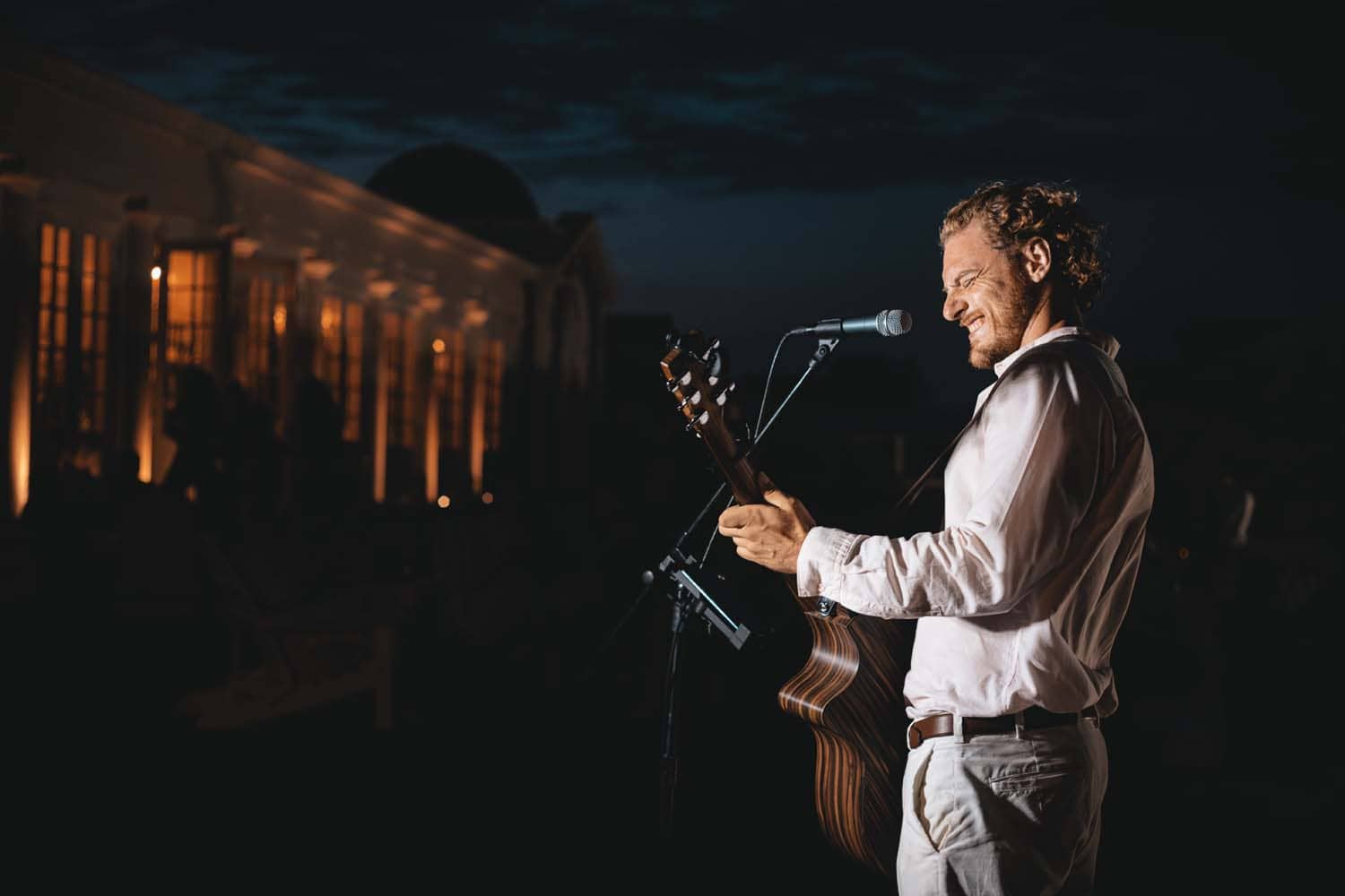 An artist performing live music at The Historic Cavalier Hotel
